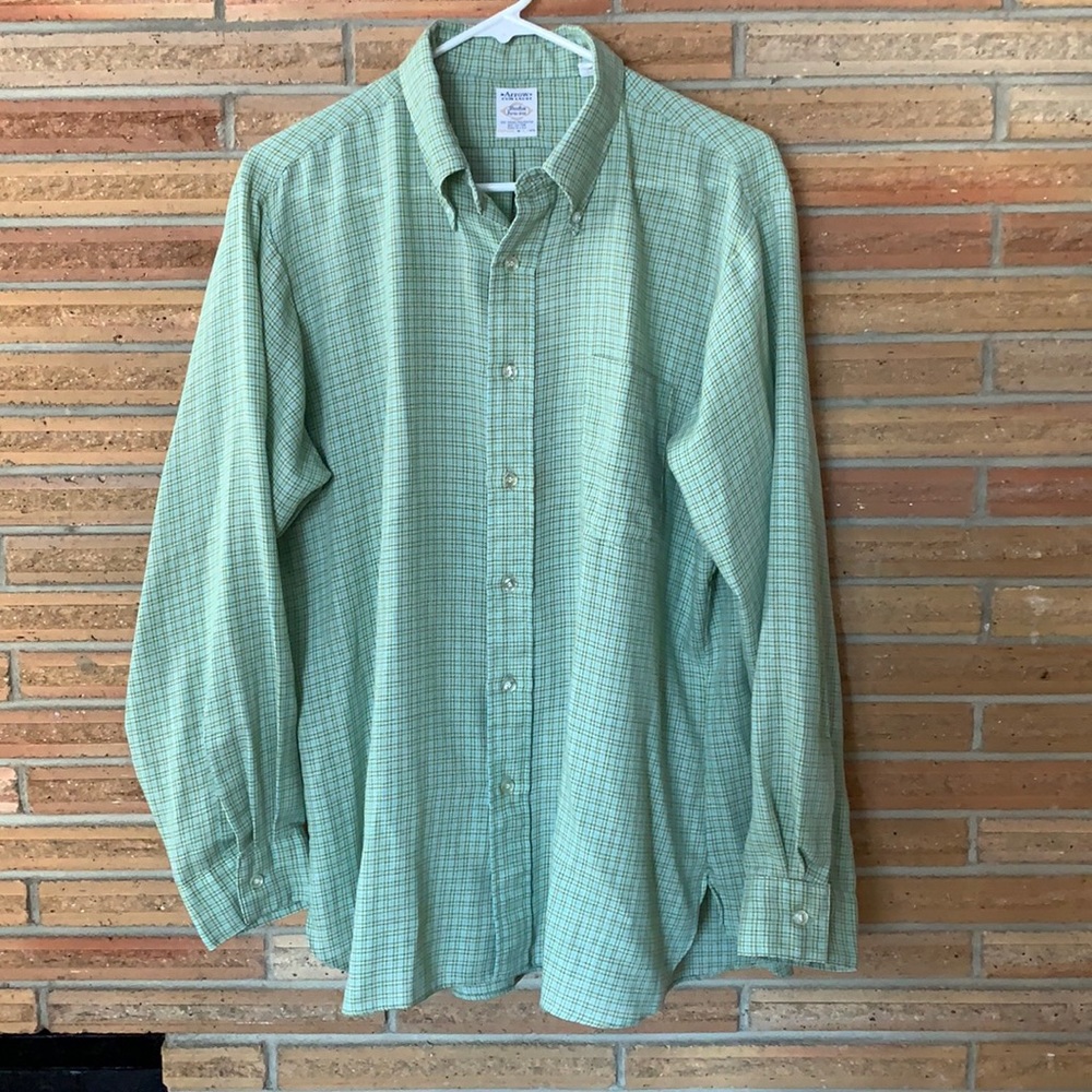 Men’s vintage button down long sleeve shirt.